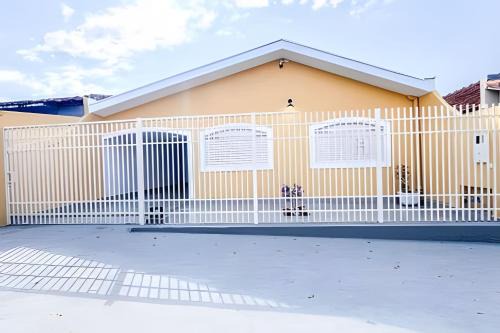 Casa completa, 3 quartos com ar e 2 vagas