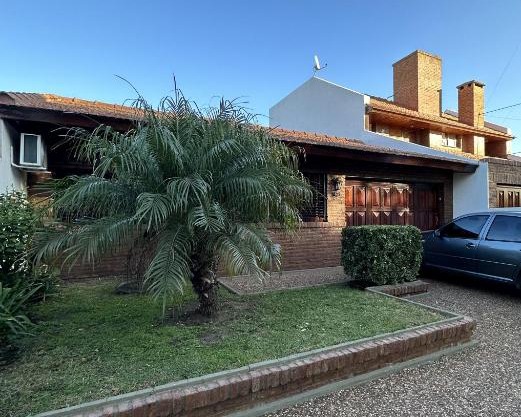 Casa con pileta a metros de la Laguna