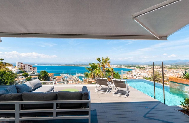 Casa con piscina infinita y vista al mar (CAP PONENT A1)