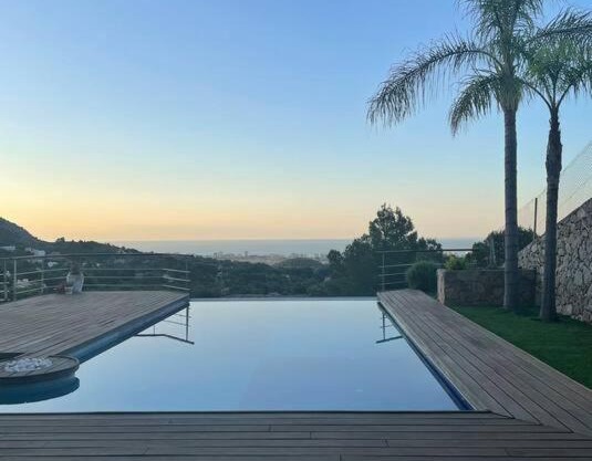 Casa con piscina y barbacoa