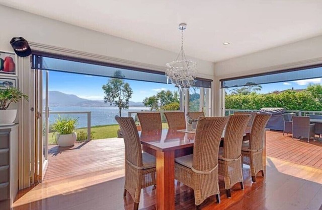 "Casa Con Vista" Luxury Waterfront Home Sleeps 10