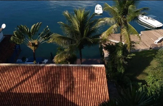 Casa confortável à beira-mar Praia de Figueira/RJ