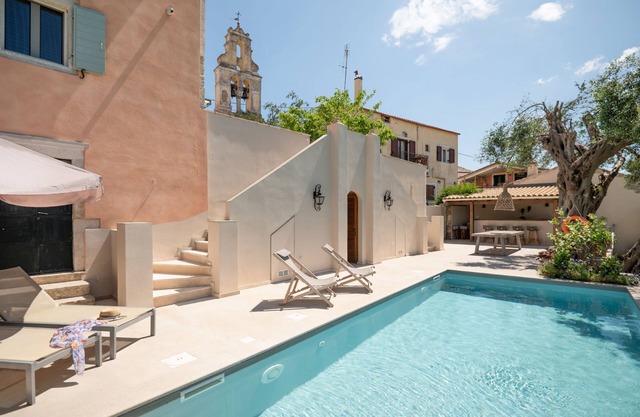 Casa Conti 1870, fantastic villa, private heated pool in Gastouri Corfu
