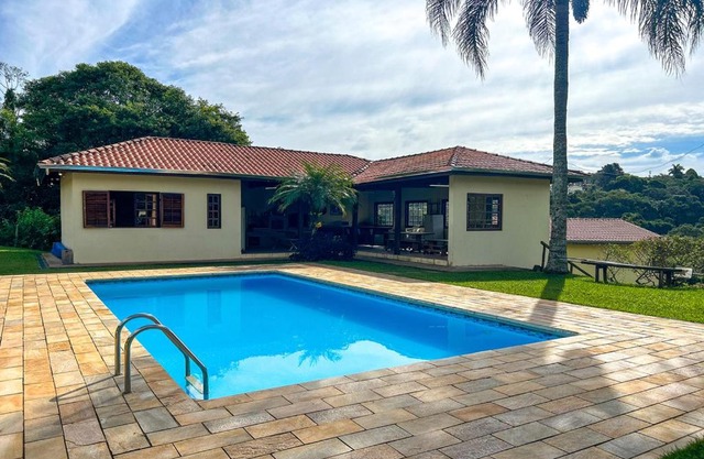 Casa de campo c piscina e natureza em Mairinque SP