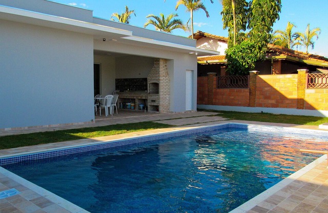 Casa de campo com piscina e lazer em Porangaba/SP