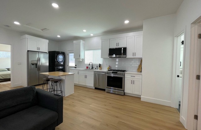 CASA DE COMFORT, Charming 2-bedroom house with AC, WiFi in Santa Ana