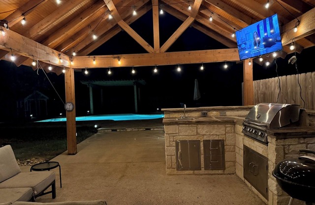 Casa de Howdy! Sleeps 20- 3K/3Q/8T Pool, Pavillion!