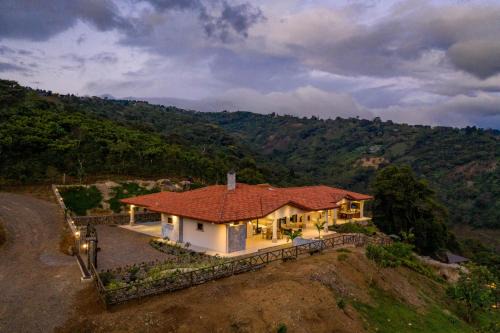 Casa de Lujo con Piscina y Vistas Panorámicas Oro Monte, Naranjo