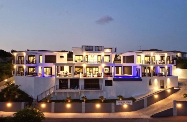 Casa De Petrus-All Three Villas with Basketball & Pickleball Court