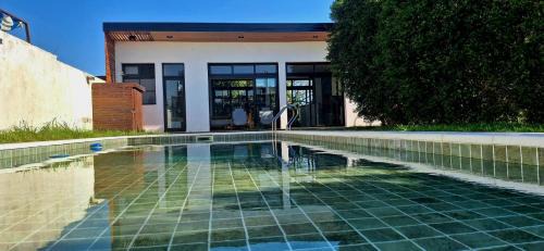 Casa de un ambiente con piscina y quincho