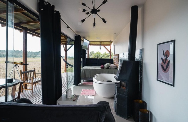 CASA DE VIDRO EM MEIO A NATUREZA - Conteiner Lua