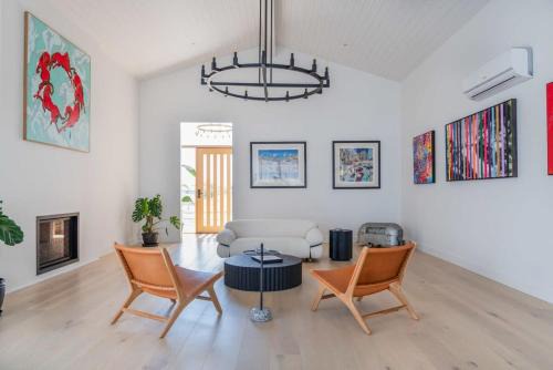 Casa del Candelabra - Light-Filled Luxury Retreat Minutes from Town