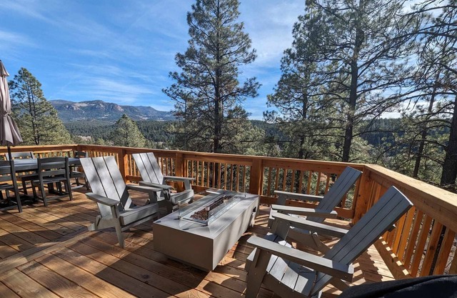 Casa Del Oso: Hot Tub, Game Room with Arcade, 2 Decks, Near Wolf Creek, Beautiful Mountain Views!
