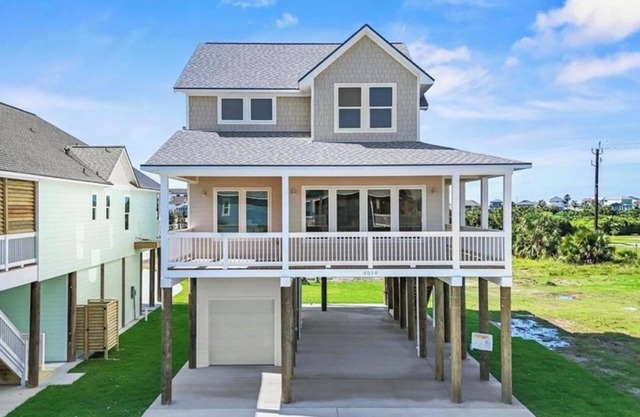 Casa Del Sol: Luxury 5 Bedroom Coastal Gem!