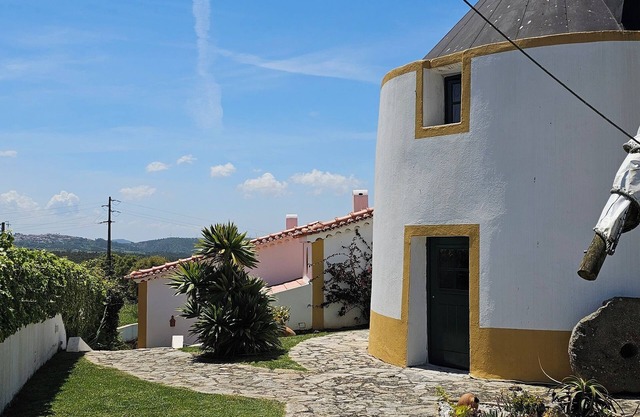 Casa do Moinho, between the Lagoon and Óbidos Castle