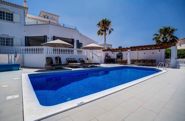 Casa do Sol - 4 bedroom luxury villa with pool, BBQ area & sea views, Carvoeiro