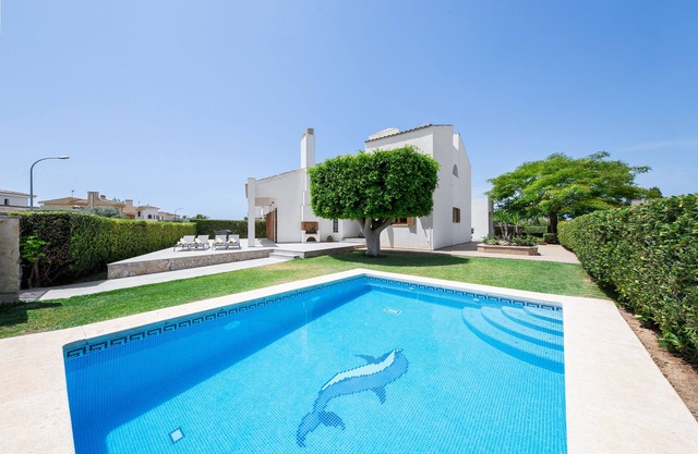 Casa Félix is located in a residential area, with a private pool and gardens