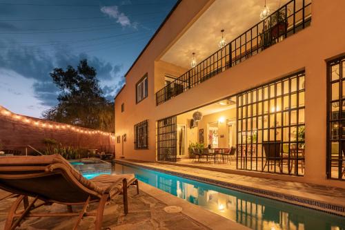 Casa Feliz Jacuzzis Alberca Gimnacio Vapor PingPong Billar Cuarto de Video
