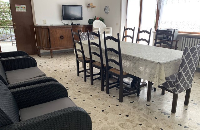 Casa Fiorita con 3 appart. per gruppi di 20 persone, 10 min. a piedi dal mare