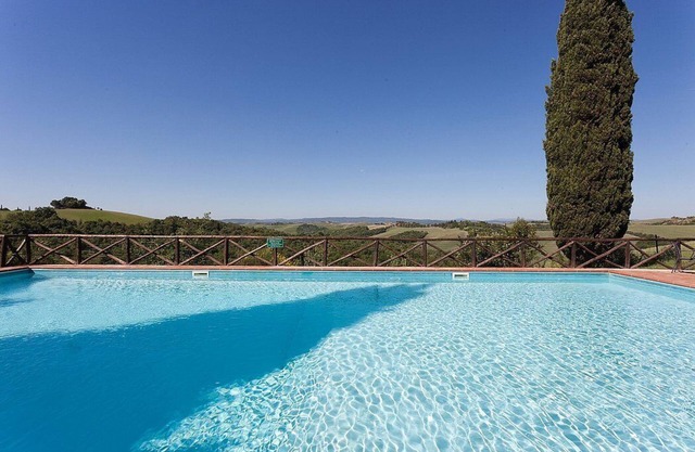 Casa Giobatta E: A characteristic and welcoming apartment that is part of an ancient country house surrounded by the greenery, with Free WI-FI.
