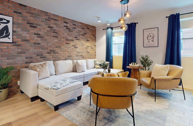 Casa Hotel: Elegant 2BR Suite in Leslieville