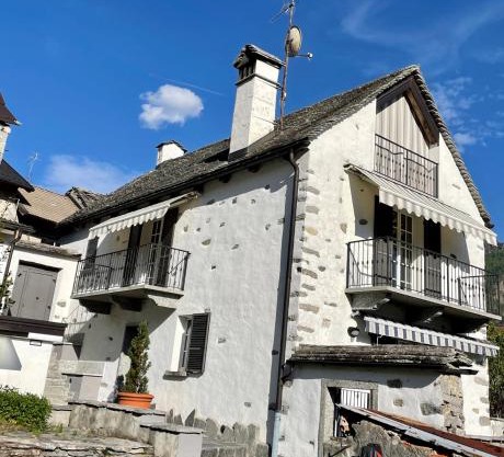 Casa indipendente con camino e mansarda.