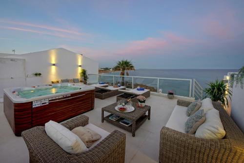 Casa Latino - Oceanfront - Luxury & Charming villa- Jacuzzi at Rooftop by DreamvillasAlbufeira