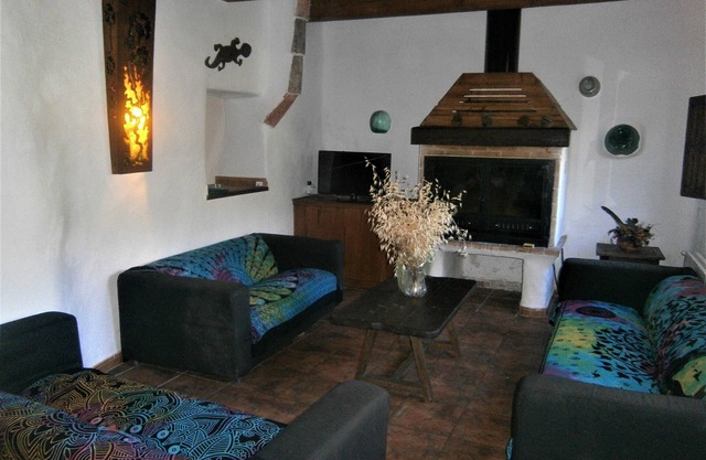 Casa Los Gatos 1 to 13 people. 4 bedrooms with bathroom, living room with fireplace, heating.