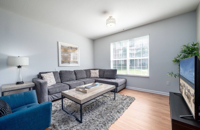 Casa Lucia Lakeview by RedAwning