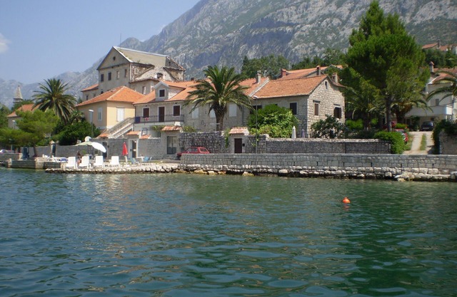 Casa Maris -Waterfront stone house in Dobrota