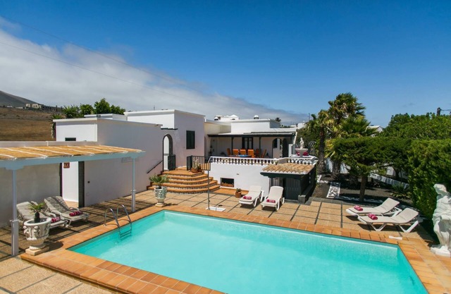 Casa Nicole, Macher, with Free heated Pool, Wifi and Scenic views