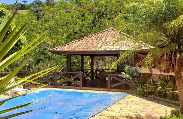 Casa no campo com cachoeira privativa - 10 pessoas