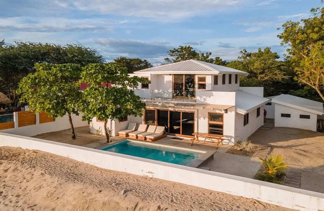 Casa Ohana: Beachfront Family Getaway with Pool & Ocean View