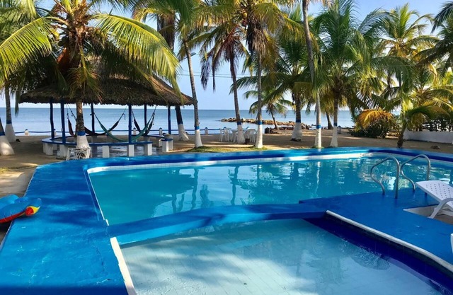 CASA PARA 25 PERSONAS EXCELENTE UBICACION CON PISCINA Y FRENTE AL MAR
