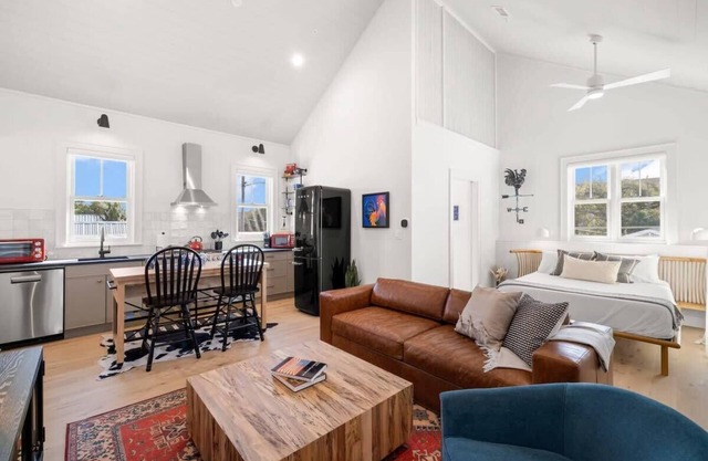 Casa Romeo | Gorgeous Ybor Apt, Steps to 7th Ave