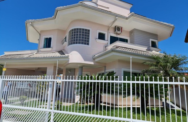 Casa Rosa com 7 quartos - Edícula completa a 150 metros da Praia