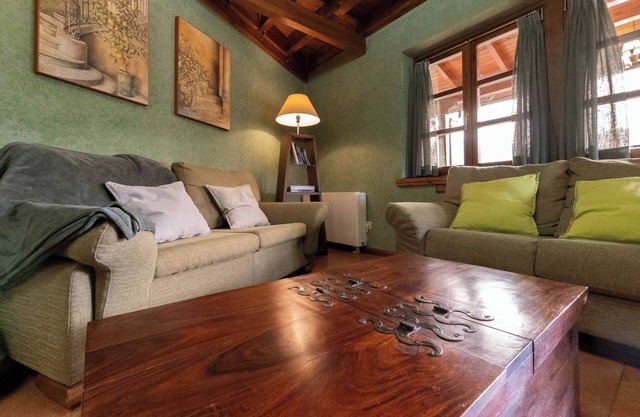 Casa Rural con Chimenea y Vistas a la Montaña