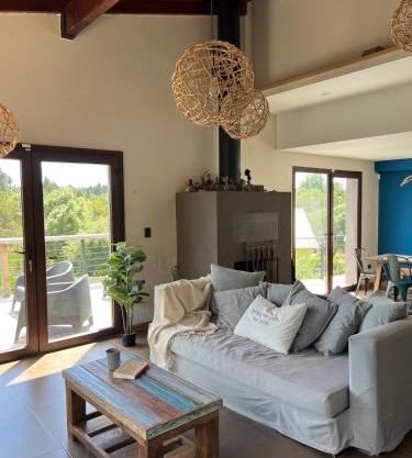 Casa soñada frente a las montañas