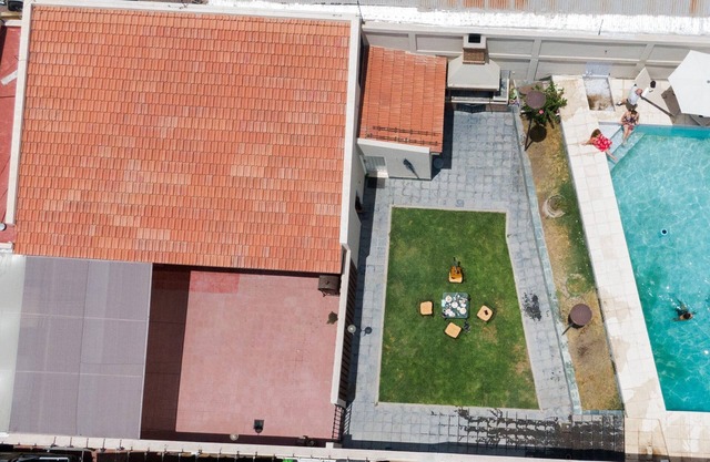 Casa Syrah: Lodging with parking, games room and swimming pool.