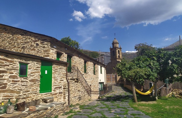 Casa Tradicional con Jardín y Vistas a la Montaña. Eco dos Teixos