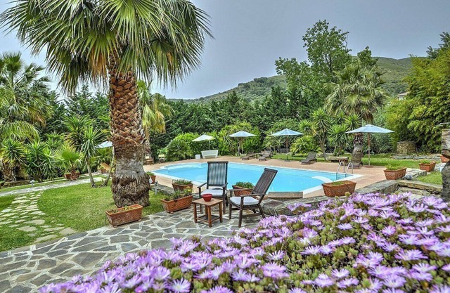 Casa Turchino D: A welcoming apartment that is part of a villa situated in a quiet location, surrounded by a wonderful garden, with Free WI-FI.