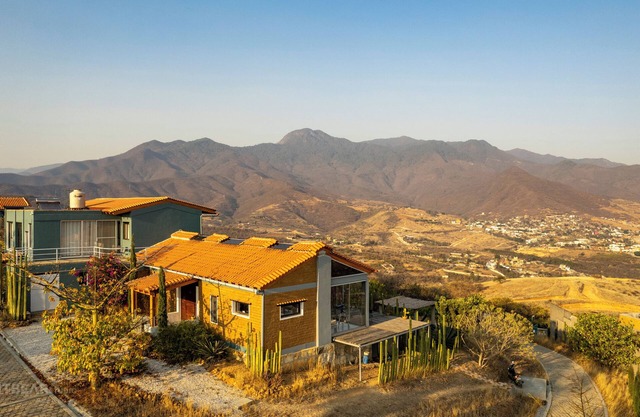 Casa Utopia (Casa Divina + Casa Horizonte): in nature close to the city