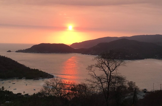 Casa Westie - Picturesque Pacific Ocean & Zihuatanejo Bay views. Pet Friendly!