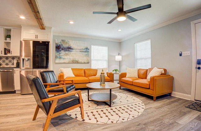 Casablanca Waco 5 mins from Baylor and Magnolia with Hot Tub,Firepit, Pet Friendly