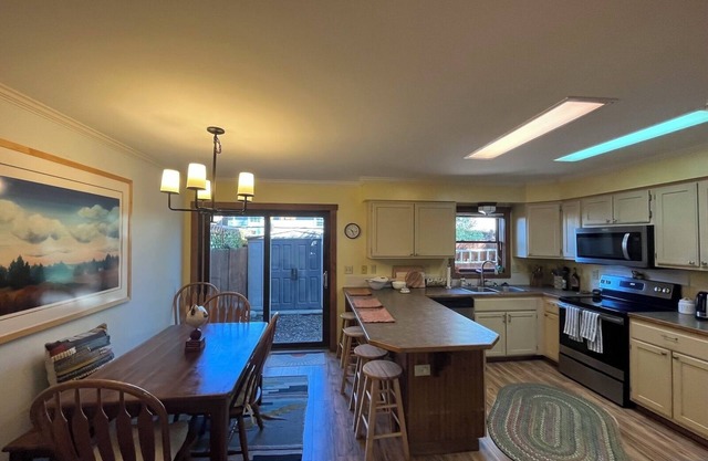 Cascadilla Chalet- Private Hot Tub and pet friendly