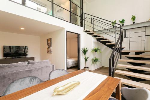 Casco Viejo 2BR Loft - Rooftop Pool Gym & Balcony