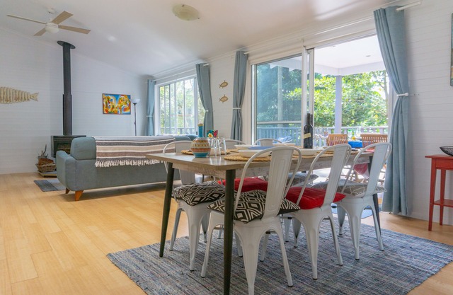 Castaway Macmasters Beach | Opposite beach path | Pet friendly & Fireplace
