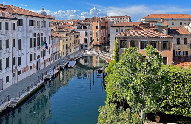 Castello 2 Bedroom Apartment with Amazing Canal View