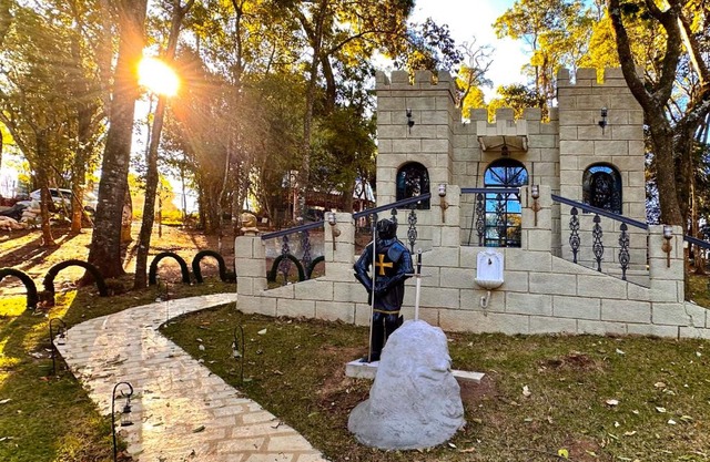 Castelo Excalibur, Vila Mágica