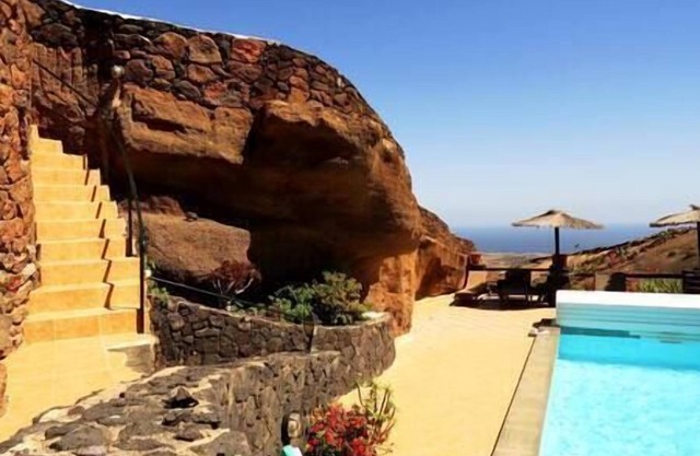 Castillo Bentley - Sleep in a volcanic cave - Pet friendly, Castillo 2 - Sleep in a Volcanic Cave